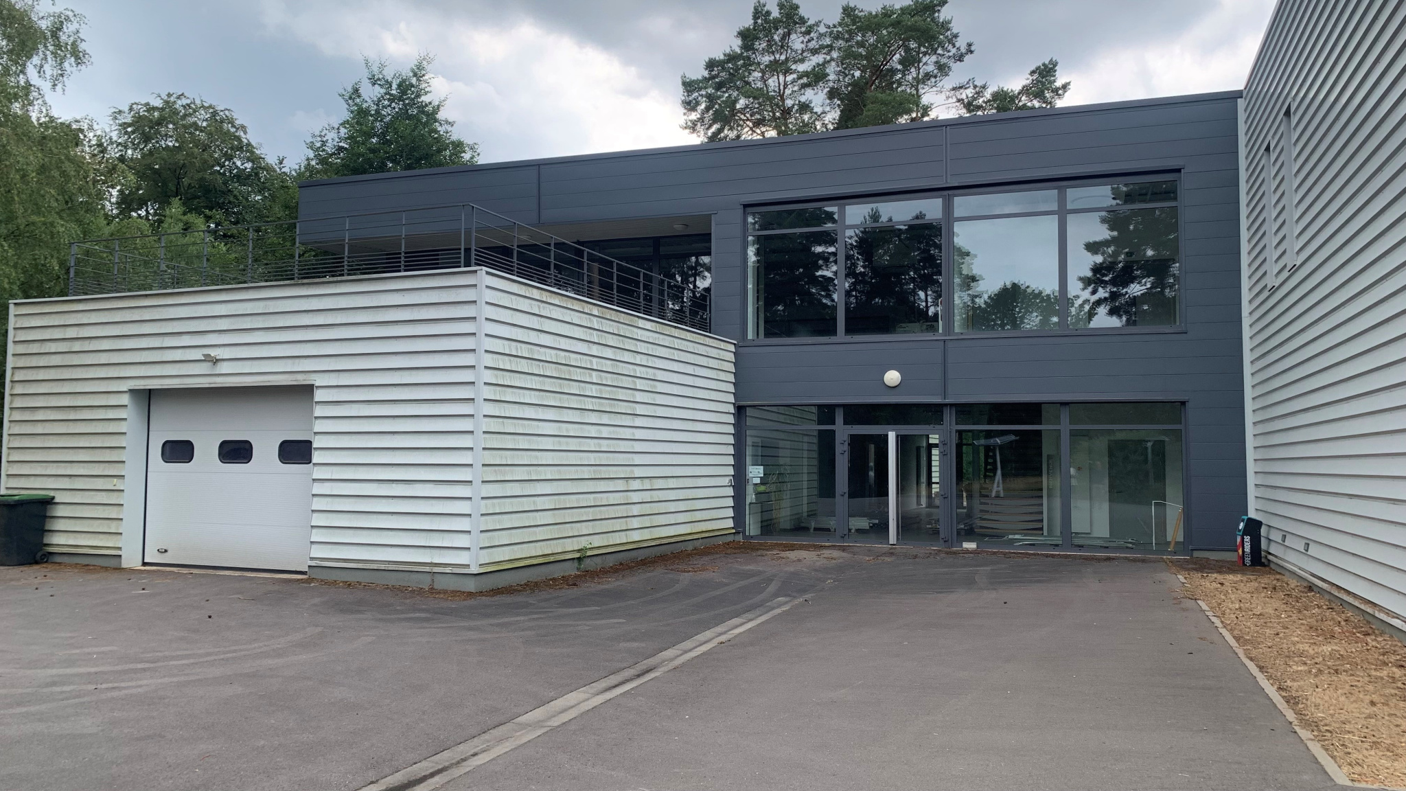 À vendre   Bâtiment professionnel / commercial de 1 160 m2 sur deux niveaux 880000 € HT